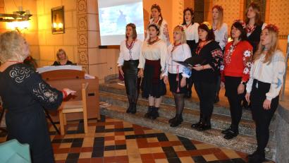 Bild: jr
Ein ukrainischer Frauenchor gab am Samstagnachmittag in der Mitterteicher Christuskirche ein Benefizkonzert, die Leitung des Chores lag bei Olena Kokidko. Die Sängerinnen sangen in ihrer traditionellen heimatlichen Tracht und hatten einen Kopfschmuck „Winok“ auf.