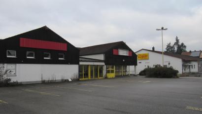 Bild: fg
Der Rewe-Markt hat über Jahrzehnte hinweg zum Hirschauer Stadtbild gehört. Demnächst wird es abgerissen. An seine Stelle rückt der Netto-Markt, der derzeit noch rechts dahinter steht.