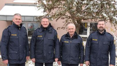 Bild: Gerd Schrödel/exb
Der Abteilungsführer der VII. Bereitschaftspolizeiabteilung, Leitender Polizeidirektor Matthias Messer (links), und sein Stellvertreter, Polizeioberrat Kevin Klier (rechts), wünschten Daniel Czogalla (Zweiter von links) und Martin Junglas (Zweiter von rechts) viel Erfolg bei ihren neuen Dienststellen.