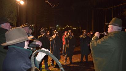 Bild: oe
Bei der Viehberger Waldweihnacht sorgen die Amberger Jagdhornbläser für vorweihnachtliche Stimmung.