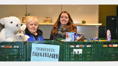 Bild: rgr
Annabell Lutz (rechts) übergab die Spenden der Spendenbox an Monika Sebald.