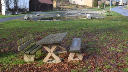 Bild: gf
Fördermittel aus dem AOVE-Regionalbudget beantragt Gebenbach für eine Ruhezone im Ortskern von Kainsricht. Unter anderem sind die alten Bänke schon etwas in die Jahre gekommen.