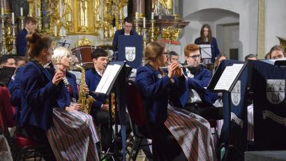 Bild: bö
Von "Magic Moments" bis zur Weihnacht in den Bergen spannen die Musiker der Trachtenkapelle Hohenburg den musikalischen Bogen bei ihrem vorweihnachtlichen Konzert in der Pfarrkirche.