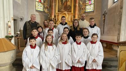 Bild: Raab/exb
Neuaufnahmen und Verabschiedungen gibt es bei den Weiherner Ministranten. Mit im Bild Pfarrer und Kirchenverwalter.