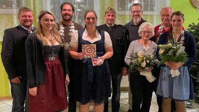 Bild: exb/Tobias Rothmeier
Die Gewinner des Königs- und Weihnachtsschießen der Schützengesellschaft Altenstadt/WN. Hinten von links: Bürgermeister Dominik Baschnagl, Schützenkaiser LP Peter Schramek, Schützenmeister Carsten Walter, Schützenkönig LG Ludwig Stöckl. Vorne von links: Julia Müller, Anita Diehl, Erika Ehinger und Maria Neubauer.