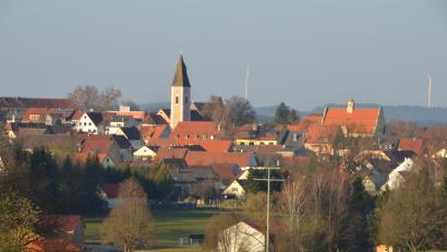 Archivbild: dob
Blick vom Fuchsteinach aus nach Vohenstrauß. Auf dieser Anhöhe im Osten von Vohenstrauß sollte der Bundeswehrstandort entstehen. Die dortige Kreuzung wird auch "Evangelische Kreuzung" genannt, weil der Katholische Kirchturm der Stadtpfarrkirche hinter der Evangelischen Kirche verschwindet.