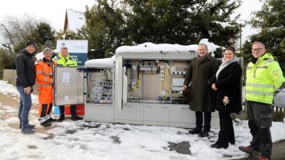 Bild: Gerhard Götz
Stolz auf den Abschluss der ersten Phase für den Glasfaser-Ausbau sind beim Blick in den komplexen Schaltkasten (von links) Verwaltungsleiter Thomas Prey, stellvertretender Bauhofleiter Hans Lobinger, Bauleiter Gintautas Audiejus, Bürgermeister Frank Zeitler und Leonet-Kommunalbetreuerin Sandy Hutterer und Projektleiter Evaldas Botyrius.