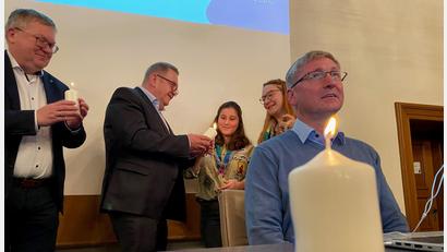Bild: Andreas Ascherl
Drei Bürgermeister, zwei Pfadfinderinnen, ein Friedenslicht aus Bethlehem. Es gehört zu den guten Traditionen, in der letzten Amberger Stadtratssitzung dieses Zeichen der Versöhnung zu setzen. Von links: Oberbürgermeister Michael Cerny, Bürgermeister Martin Preuß, Sophia Schwab, Christina Kronfeld und Bürgermeister Franz Badura.