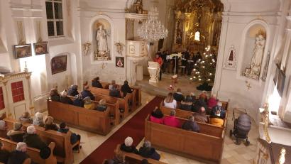 Bild: Kolping Bärnau/exb
In der Steinbergkirche wurde die 40. Waldweihnacht der Kolpingfamilie gefeiert. Das Mesner-Ehepaar stellte eigens dafür einen Christbaum sowie eine Krippe im Gotteshaus auf. Vorsitzender Markus Fichtner begrüßte zum Jubiläum eine große Anzahl an Besuchern.