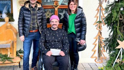 Bild: Andreas Schieder/exb
Josef Schieder (Mitte) nimmt eine Spende von Miriam und Matthias Ziegler entgegen. Das Geld ist für die Behandlung des querschnittsgelähmten Mannes in einer Spezialklinik vorgesehen.