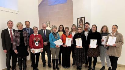 Bild: ge
Für 25 Jahre ausgezeichnet (von links): Gerald Haas, Beatrix Hilburger, Stephan Tischer (Schulamt Amberg), Michaela Bergmann (Personalratsvorsitzende), Landrat Richard Reisinger, Kerstin Beck, Martina Tobollik, Jutta Gebhardt, Sandra Weber, Nadja Wendl, Brigitte Harrer-Maul, Tina Koschemann, Nicole Röhnert und Kati Haberberger.