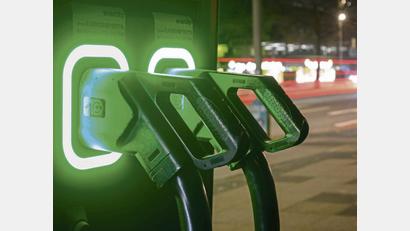 Symbolbild: Julian Stratenschulte/dpa
Eine Ladesäule für E-Autos. Das Aus für die Förderung sorgt für Ärger