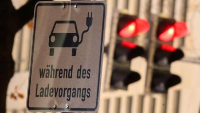 Symbolbild: Julian Stratenschulte
Für E-Autos gibt es kein Fördergeld mehr. Das, aber noch mehr die Art und Weise wie der Förderstopp umgesetzt wird, bringt Autohändler und -kunden gegen die Bundesregierung auf.