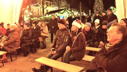 Bild: ubb
Die Betthupferlgeschichten unterm Christbaum veranstaltet der Stadtmarketingverein Tirschenreuth seit 2008 für Kinder. Heuer gab es erstmals eine Vorlese-Stunde für Erwachsene. Das Angebot war gut besucht.