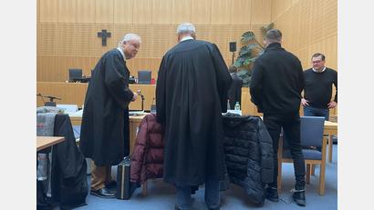Bild: phs
Der angeklagte Shishabar-Betreiber (Zweiter von rechts) mit den Anwälten Marc Steinsdörfer (rechts), Engelbert Schedl (Mitte) und Hans-Wolfgang Schnupfhagn (links)