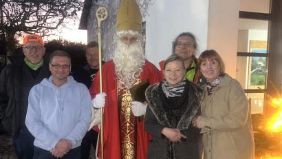 Bild: Julia Biebl/exb
Jochen Schmidt (links) und Klaudia Schmidt (rechts) ehren Peter Beimler, Mario Glamsch, Yvonne Wolfangel und Manfred Schwab.