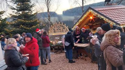 Bild: pi
Der von Alice und Ludwig Wüst veranstaltete Weihnachtsmarkt kommt gut an. Die Besucher strömen nur so in den Garten.