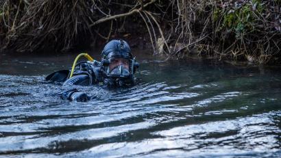 Bild: Christoph Schmidt/dpa
Ein Polizeitaucher bei der Suchaktion in der Lauchert. Jetzt wurde eine Kinderleiche geborgen.