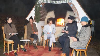 Bild: gru
In der Talkrunde am Backofen erörtern Laura Rösel, Vroni Radl, Anja Rösel, Stefanie Riedl und Verena Gradl die mysteriösen Vorgänge in einem Stall bei Bertelsheim.