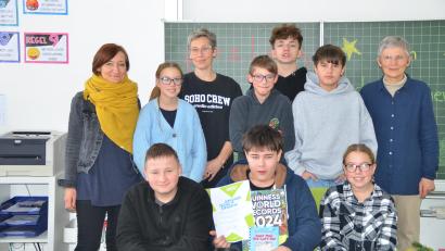Bild: Sonderpädagogisches Förderzentrum/exb
Die Jury zeigte sich beeindruckt von den Leseleistungen der Schüler: (hinten von links) kommissarische Schulleiterin Sabine Hofmann, Viviane Hennlich, Klassenlehrerin Silke Nußstein, Bryen Wieczorek, Tommi Baisi, Dominik Glas, Helga Schweizerr, (vorne von links) Luca Schuberth, Matthias Mausch und Janine Hennlich.