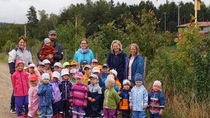 Bild: Karin Lippert/exb
Die Kindergartenkinder hängen sechs Nistkästen im Gemeindebereich auf.
