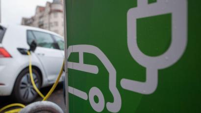 Bild: Hendrik Schmidt /dpa
Seit dem 17. Dezember nimmt das Bundesamt für Wirtschaft und Ausfuhrkontrolle keine Anträge auf E-Autoförderung mehr an.