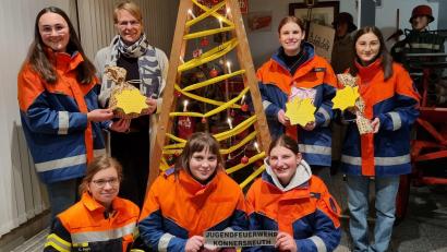 Bild: Feuerwehr Konnersreuth/exb
Vier Geschenkwünsche von benachteiligten Kindern erfüllt die Jugendfeuerwehr Konnersreuth. Bei der Übergabe von symbolischen Sternen dabei waren (stehend von links) Jugendsprecherin Marie Hofmann, Kinderschutzbund-Vorsitzende Nina Neumann, Anna Sölch, Jule Hofmann, (vorn von links) Jugendwartin Carina Hart, Lilli Hofmann, Judith Moser.