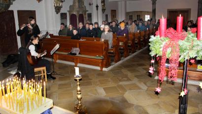 Bild: Josef Böhm
Zahlreiche Gläubige besuchen in der Pfarrkirche St. Martin die Friedensandacht, die Magdalena Prey und Magdalena Niederalt auf einfühlsame Weise mitgestalten. Vorne links die Kerzen, welche die Besucher am Friedenslicht von Bethlehem entzündet hatten.
