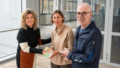 Bild: Maria Merthan
Beate Merkel sowie Jürgen Laubert von der Schimmel AG übergeben Viola Vogelsang-Reichl (Mitte) von der Aktion Lichtblicke 3500 Euro.