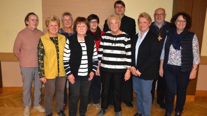 Bild: jr
Das Führungsteam des Katholischen Frauenbunds Mitterteich mit (von links) Lisa Braun, Isabella Meierhöfer, Maria Kraus, Rita Thoma, Elfriede Dotzauer, Vorsitzende Stilla Schuller, Stadtpfarrer Oliver Pollinger, Ursula Fröhlich, Bezirksbeirat Pfarrer Anton Witt und Bezirksvorsitzende Monika Sommer.