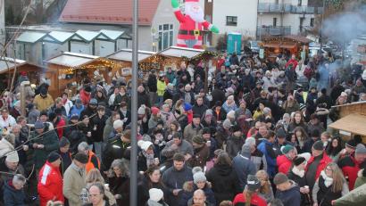 Bild: soj
Mehrere hundert Besucher waren am Sonntagabend beim Weihnachtsmarkt bei der Verlosung dabei.