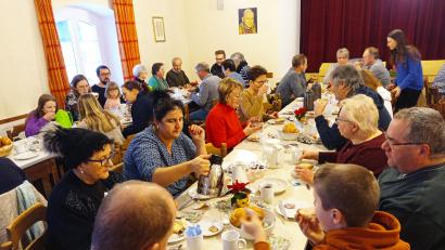 Bild: fpoz/exb
Die Gläubigen genossen nach dem Gottesdienst ein Frühstück im Katholischen Jugendheim.