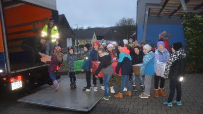 Bild: fz
Der Eifer der Kinder ist groß beim Verladen ihrer 40 Weihnachtspakete.