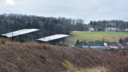 Bild: Stephan Huber
Die Photovoltaikanlage am Schlackenberg in Amberg. Sie trägt einen großen Teil dazu bei, dass der Anteil der Erneuerbaren an der Stromerzeugung in Amberg 2022 stark nach oben gegangen ist.