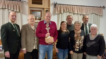 Bild: Gerlinde Biersack/exb
Den Saisonpokal überreicht Schützenmeister Uli Götz (Zweiter von rechts) an Werner Irlbeck , Johann Dirrigl, Alfred Lorenz, Maria Heinze, Norman Paumer, Edith Mösbauer und Mathilde Weigert (von links).