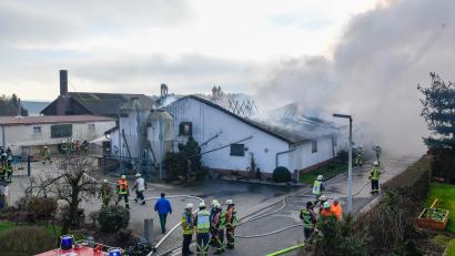 Bild: Petra Hartl
Bei dem Großbrand in der Gemeinde Freudenberg waren rund 145 Einsatzkräfte vor Ort.