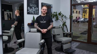 Bild: Stephan Huber
Friseurmeister Daniel Guttenberger in seinem Laden in der Amberger Paradiesgasse.