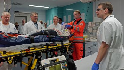 Archivbild: tr
Kurz vor der Eröffnung der neu gebauten Zentralen Notaufnahme in Tirschenreuth gab es eine Schauübung. Das Krankenhaus Tirschenreuth ist einer von noch drei stationären Versorgungsstandorten der Kliniken Nordoberpfalz AG. Pläne der Kliniken Nordoberpfalz AG sehen große Einschränkungen vor.