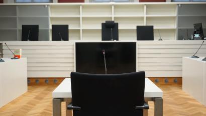 Symbolbild: Julian Trager 
Der Zeugenstand im Schwurgerichtssaal des Amberger Landgerichts blieb am neunten Prozesstag um eine mutmaßliche Vergewaltigung leer. Das Gericht sucht nach dem ehemaligen Pächter eines Restaurants.