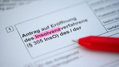 Symbolbild: Jonas Walzberg/dpa/Illustration
Das Insolvenzverfahren bei Trafö läuft weiter, aber der Betrieb selbst ist gerettet
