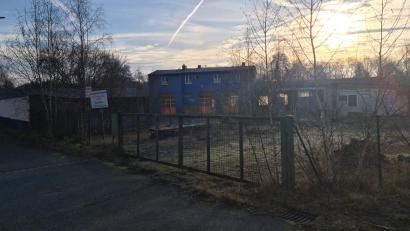 Bild: sne
Die Sonne geht über dem alten Bauhof auf. Sie scheint gewissermaßen auch für das Baugebiet "Thumbachaue", das nun auf den Weg gebracht werden kann.