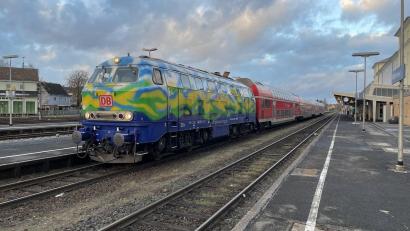 Bild: exb
Am Tag nach dem Fahrplanwechsel war die DB-Regio auf der Strecke unterwegs, sogar mit einem Zug mit Sonderlackierung. Danach gab es laut "Pro Bahn" immer häufiger Ausfälle.