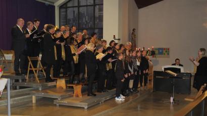 Bild: adj
Eine besinnliche und nachdenkliche Stunde erlebten die Besucher beim Adventskonzert der Chorgemeinschaft Altenstadt.