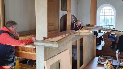 Bild: mas
Seit Wochen arbeiten die Orgelbauer der Firma Jann an der Störnsteiner Kirchenorgel. Bis das Instrument wieder erklingt, dauert aber noch. Einstweilen leistet das Keyboard aus der Klinikkapelle Wöllershof gute Dienste.