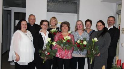 Bild: heb
Der Elisabethenverein ehrte bei der Weihnachtsfeier langjährige Mitarbeiter. Im Bild: (von links) Pflegedienstleiterin Cordula Köhler, Stadtpfarrer Georg Flierl, Kathrin Witt, Gabriele Zölch, Petra Hegen, Martina Reimann, Andrea Kruppa, Simone Riedl und Geschäftsführer Rainer Schmid.