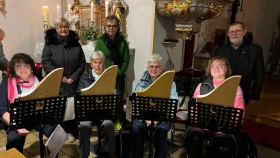 Bild: Jutta Braun/exb
Evi Reichl, Rita Rosner, Sigrid Schwan und Brigitte Kreil (vorne von links) spielten auf ihren Veeh-Harfen. Hinten im Bild Pfarrgemeinderätin Birgit Kosalla, Pfarrgemeinderatssprecherin Jutta Braun und Pfarrer Robert Ploß.
