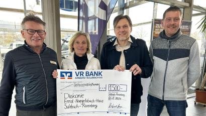 Bild: Andreas Royer
Übergabe des symbolischen Spendenschecks im Autohaus Auers mit (von links) Geschäftsführer Winfried Auers, Birgit Auers, Stefan Reither, Leiter des Ernst-Naegelsbach-Hauses, sowie Verkaufsleiter Alexander Rall.