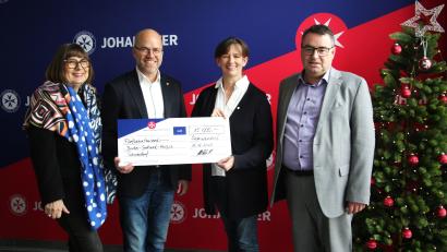 Bild: Matthias Walk/exb
Rotary-Past-Präsident Michael Mieschala (Zweiter von links) überreicht den Spendenscheck an (von links) Gisela Pöhler, Sabine Sudler und Martin Steinkirchner.