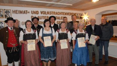 Bild: pop
Der Heimat- und Volkstrachtenverein Schmidmühlen ehrt langjährige Mitglieder. Es gratulieren der stellvertretende Gauvorsitzende Tobias Lehner (links) sowie die beiden Vorsitzenden Markus Mehringer und Manuel Müller (hinten Mitte).