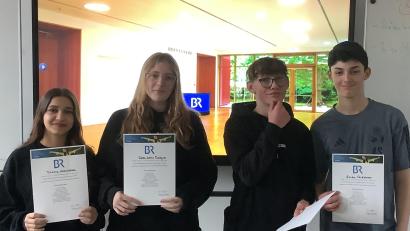 Bild: Hans Walter/exb
Fatima Ahmadova, Sara Swojak, Tobias Flunk und Aulon Sylejmani erhielten Urkunden für ihre Teilnahme am Workshop des Bayerischen Rundfunks